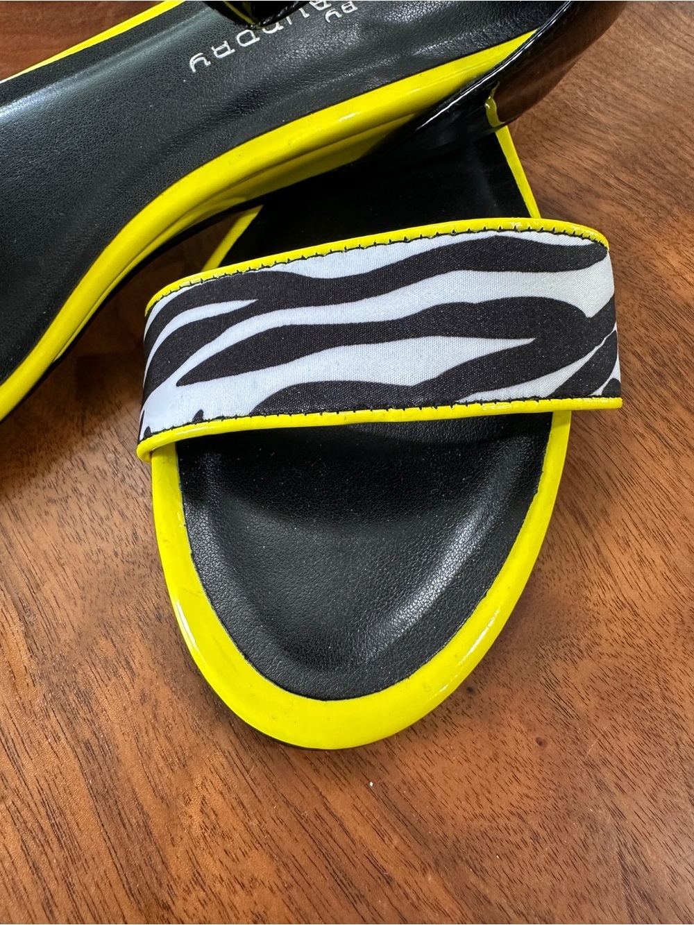 CL by Laundry Serafina Flat Ankle Strap Sandals Zebra Print Neon Yellow Size 7.5 - Picture 4 of 7